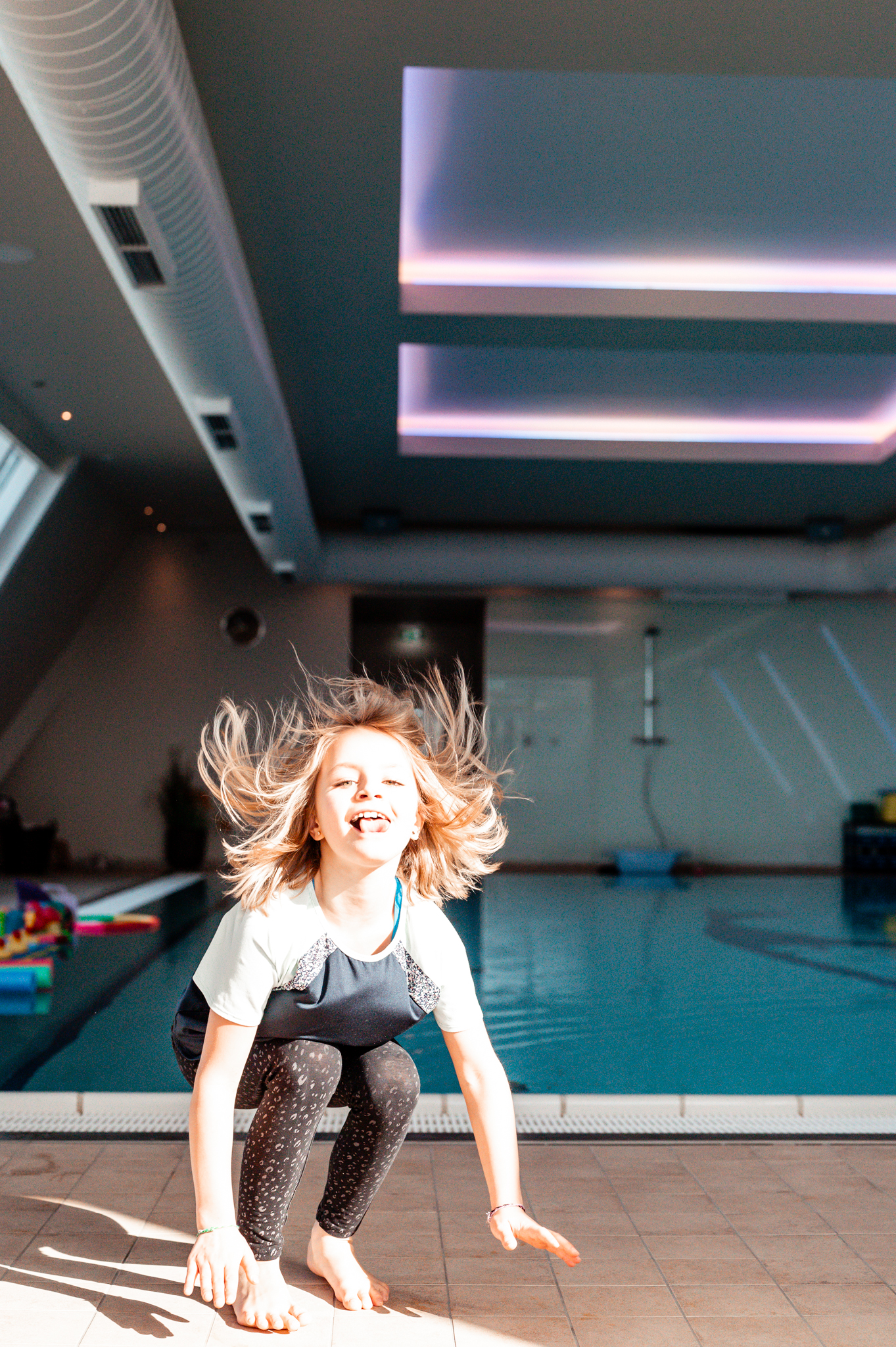Kind ausgelassen am Pool